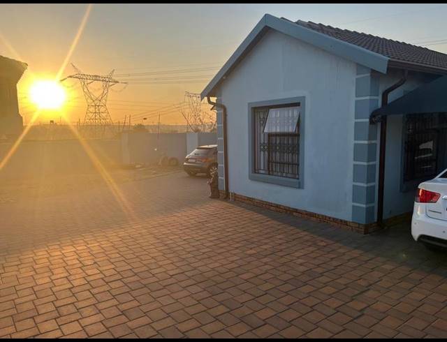 3 BEDROOM HOUSE FOR SALE IN BLUE HILLS